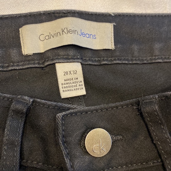 Black Calvin Klein Jeans. Size 28 Mid rise. Straight fit with a bit of stretch. - Picture 2 of 11